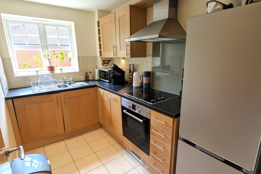 Flat Heathside Road in Woking