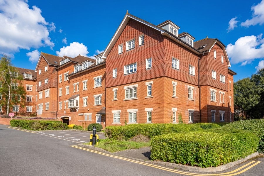Flat Heathside Road in Woking