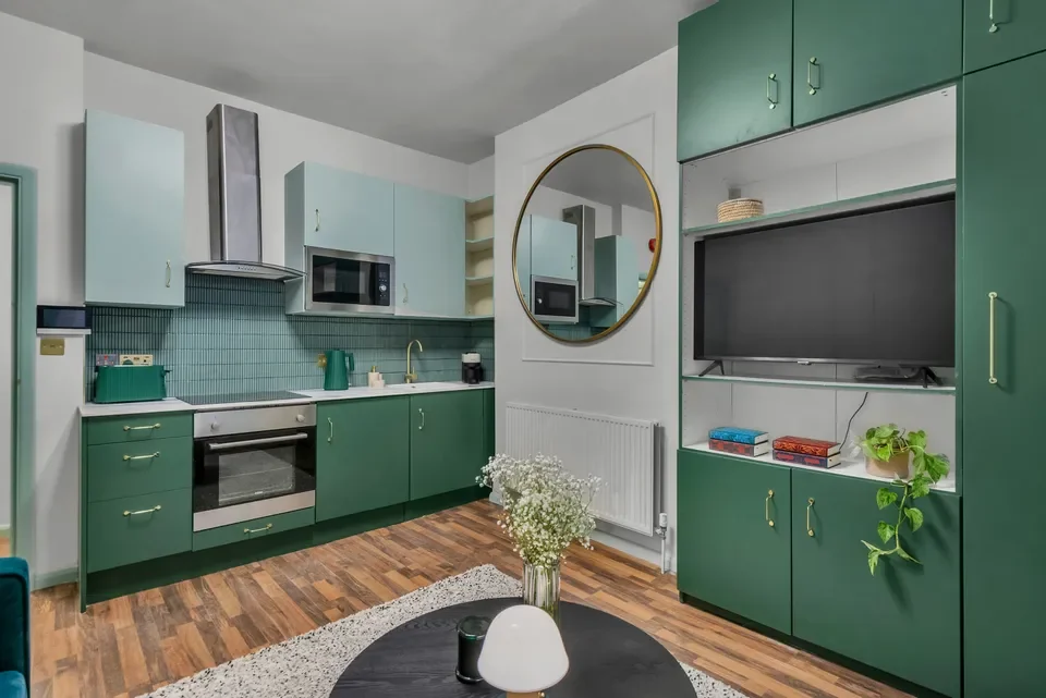 Flat Eardley Crescent in Greater London