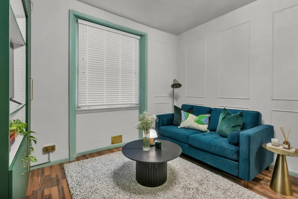 Flat Eardley Crescent in Greater London