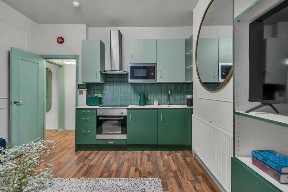Flat Eardley Crescent in Greater London