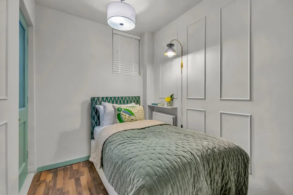 Flat Eardley Crescent in Greater London