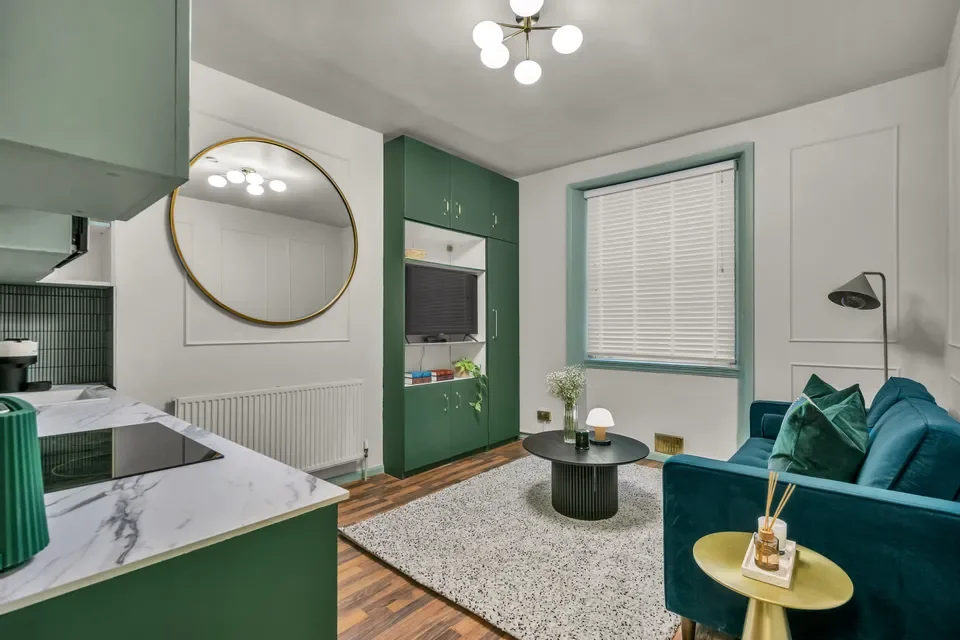 Flat Eardley Crescent in Greater London