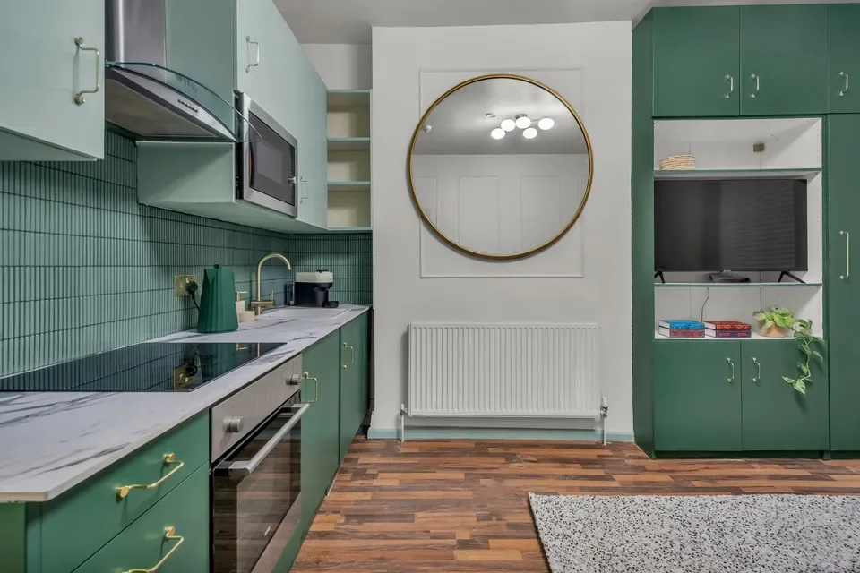 Flat Eardley Crescent in Greater London