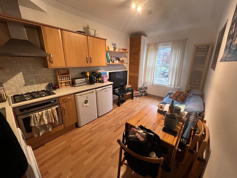 Flat Kirkstall Lane in Leeds
