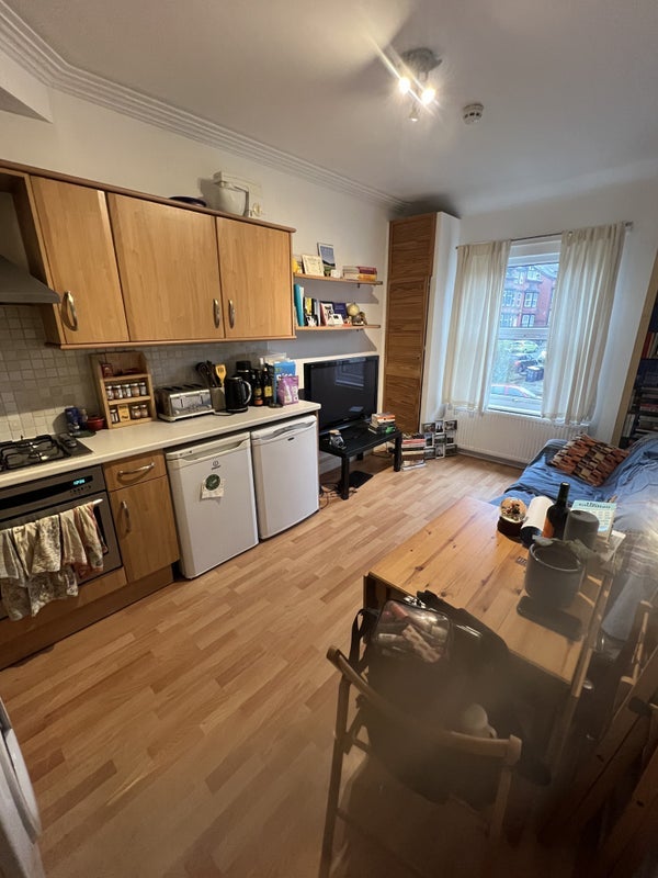 Flat Kirkstall Lane in Leeds