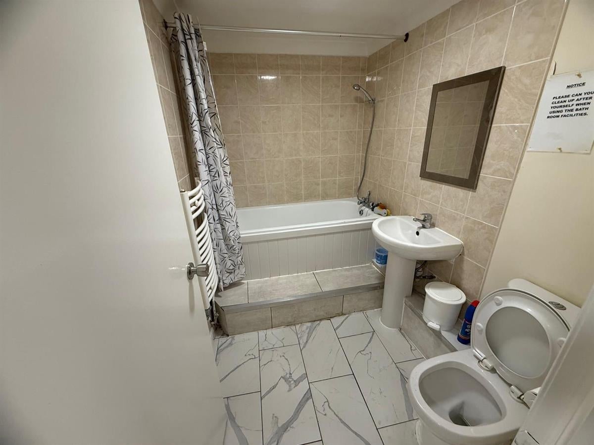 Room East Avenue in Greater London