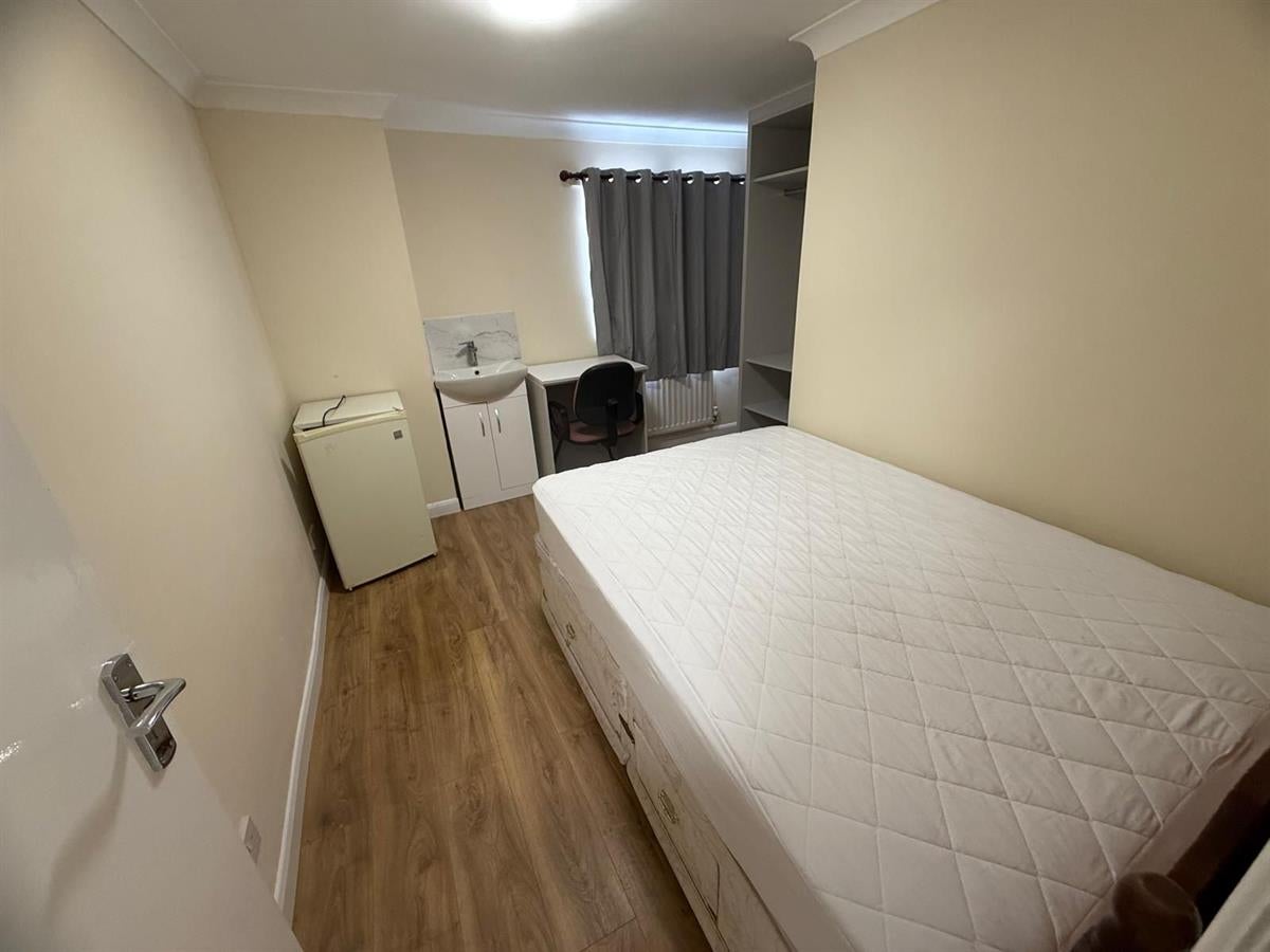 Room East Avenue in Greater London