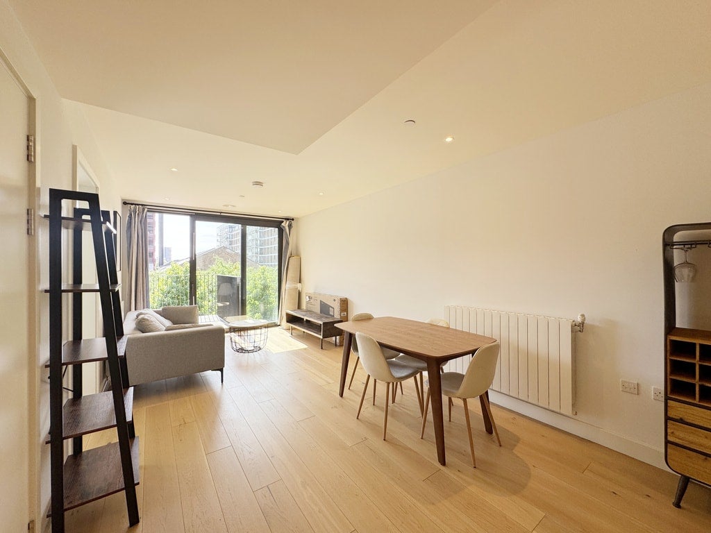Flat Major Draper Street in Greater London