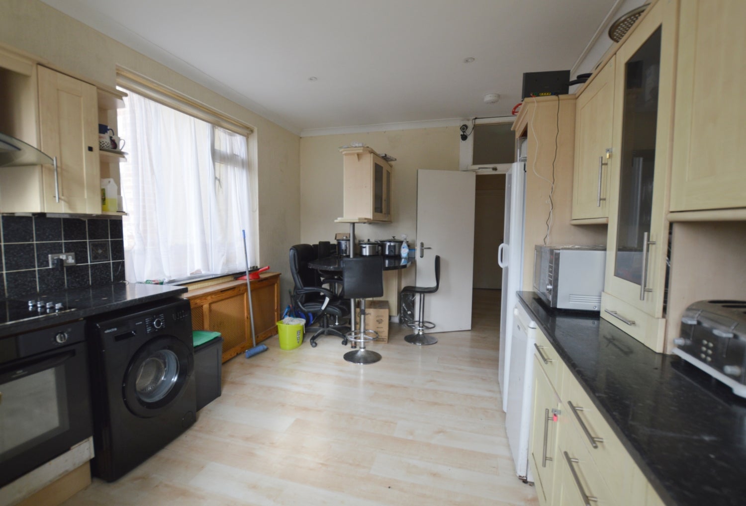 Room Crest Road in Poole
