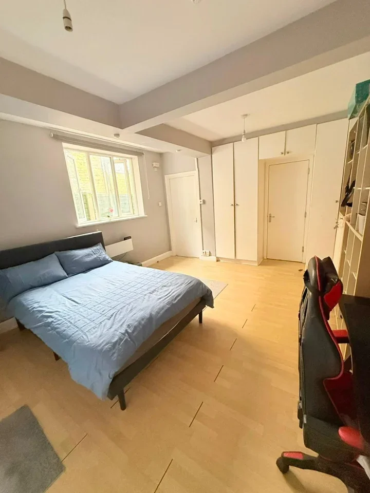 Flat Cranbrook Park in Greater London