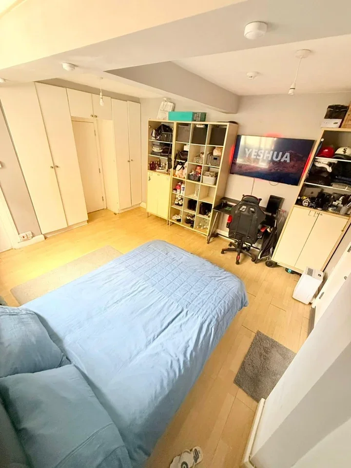 Flat Cranbrook Park in Greater London