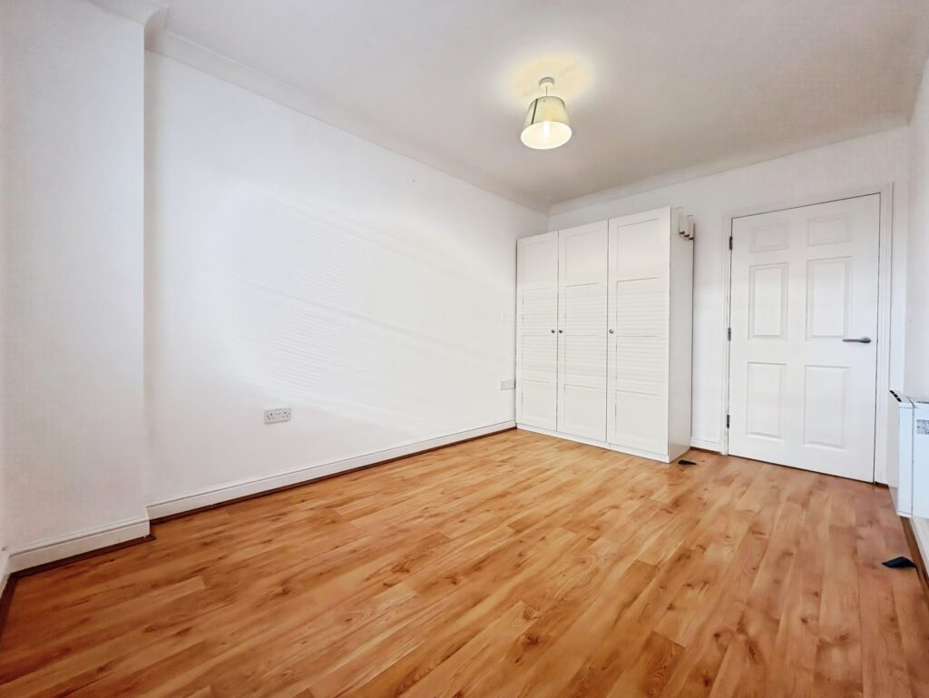 Flat Osnaburgh Hill in Surrey Heath