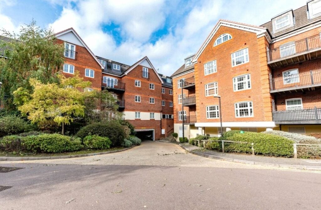 Flat Osnaburgh Hill in Surrey Heath