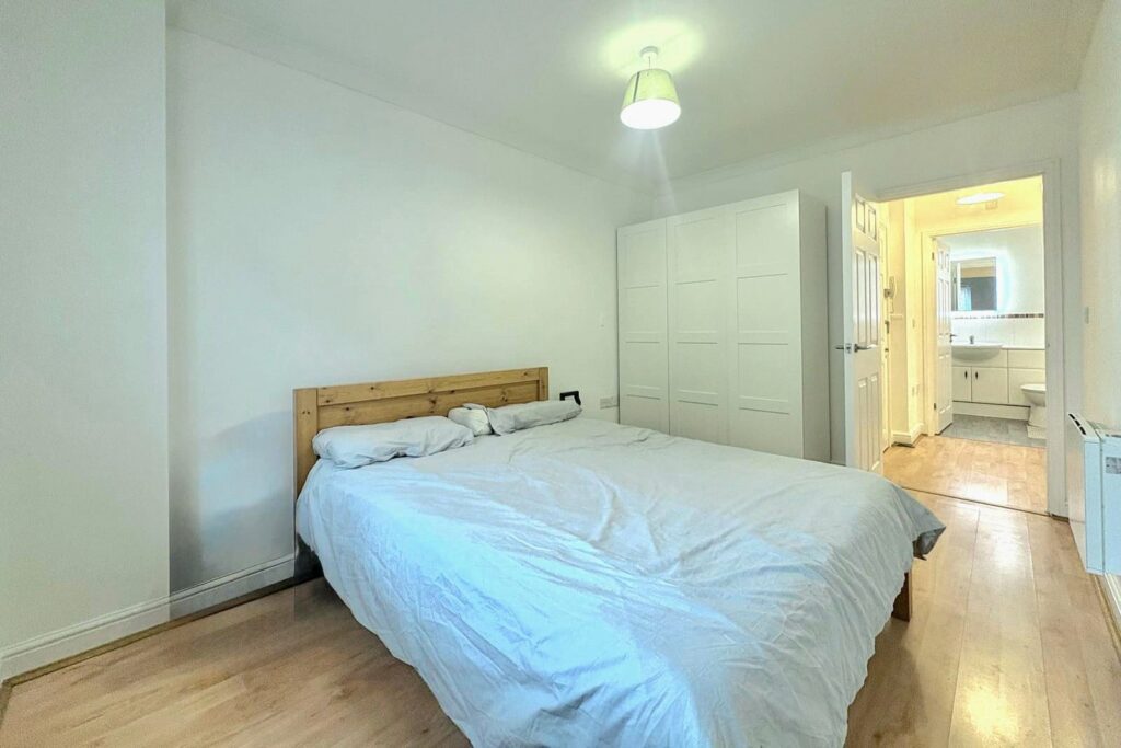 Flat Osnaburgh Hill in Surrey Heath
