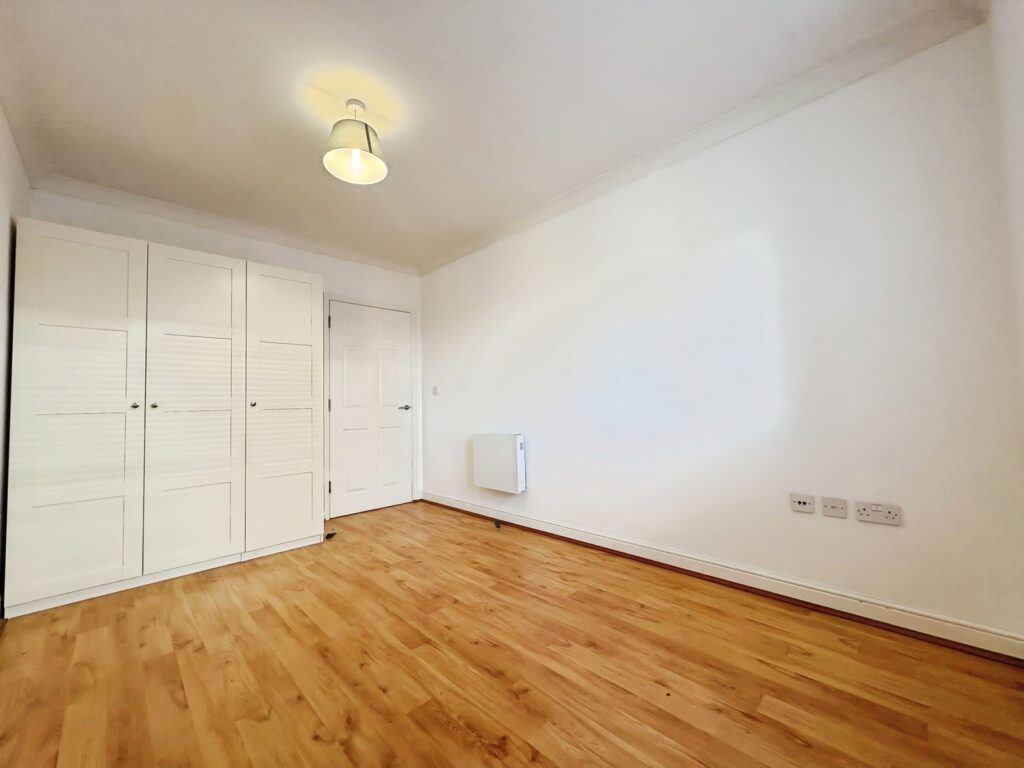Flat Osnaburgh Hill in Surrey Heath