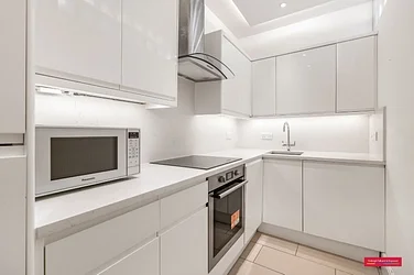 Flat Cleveland Street in Greater London
