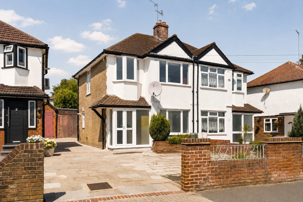 House Rushgrove Avenue in London
