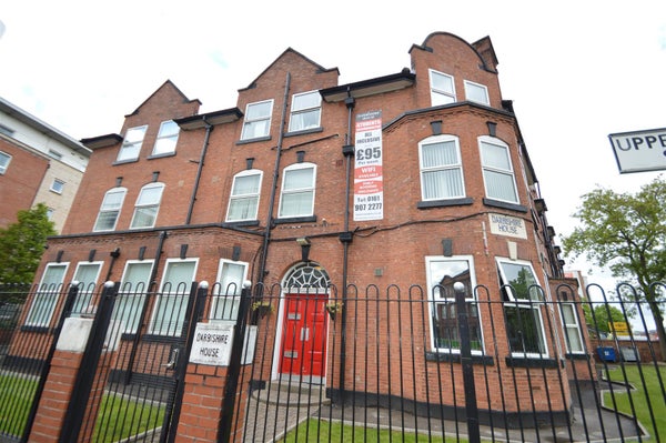 Flat Upper Brook Street in Manchester