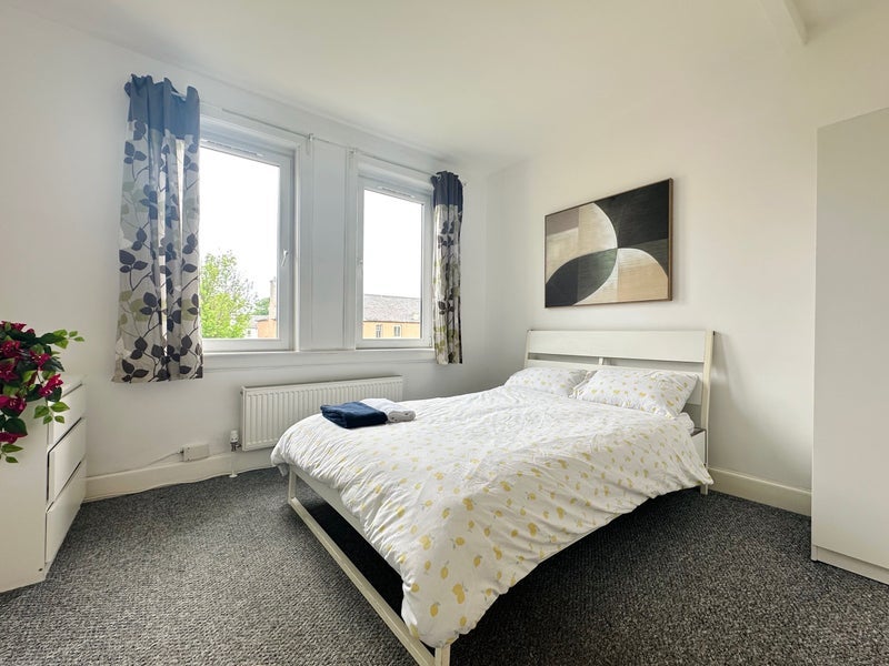 Flat Stenhouse Crescent in City of Edinburgh