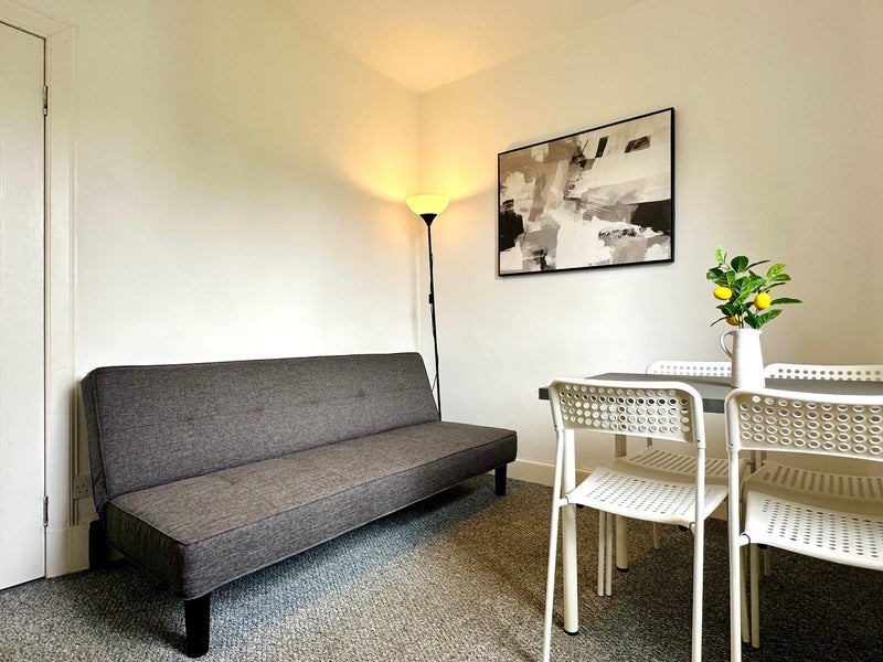 Flat Stenhouse Crescent in City of Edinburgh