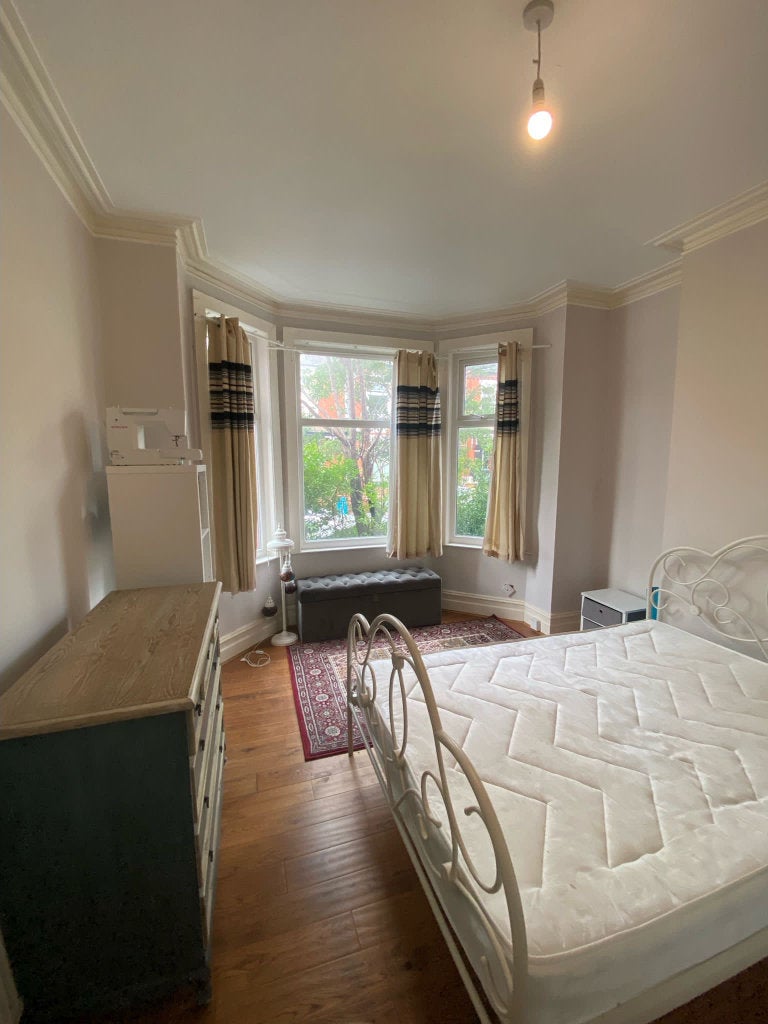 Room Kensington Avenue in Manchester