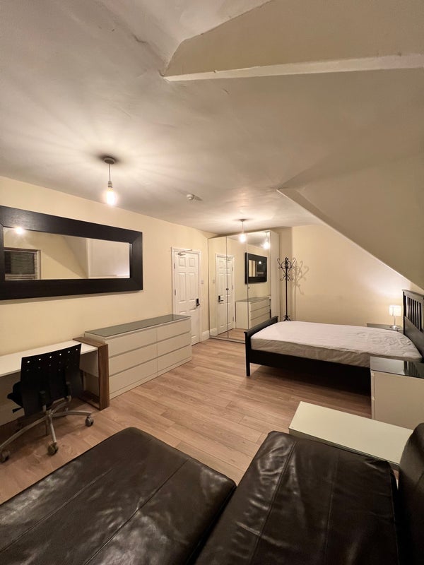 Room Sneinton Dale in Nottingham