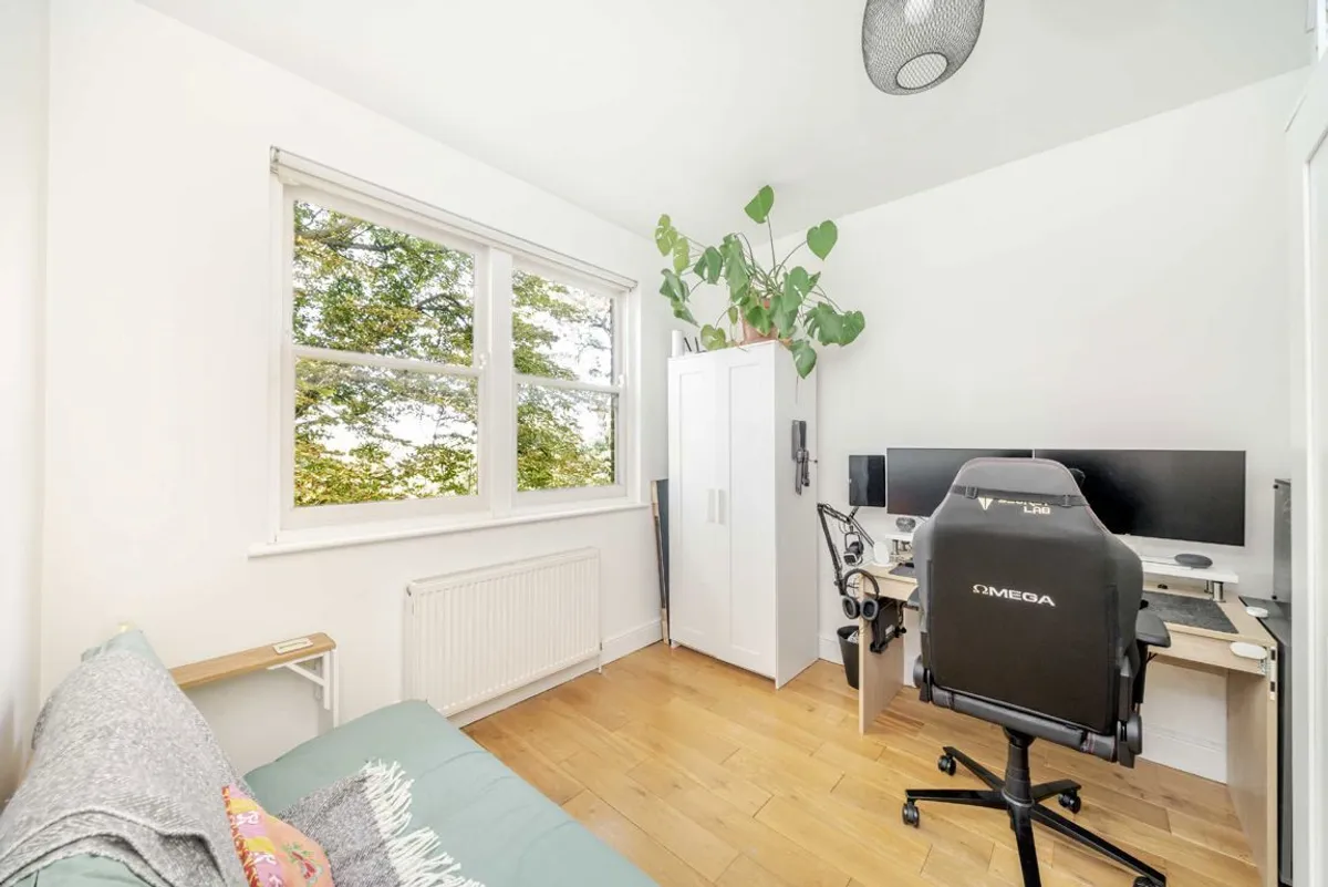 Flat Becondale Road in Greater London