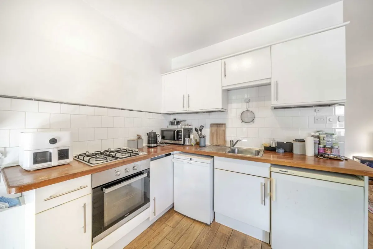 Flat Becondale Road in Greater London