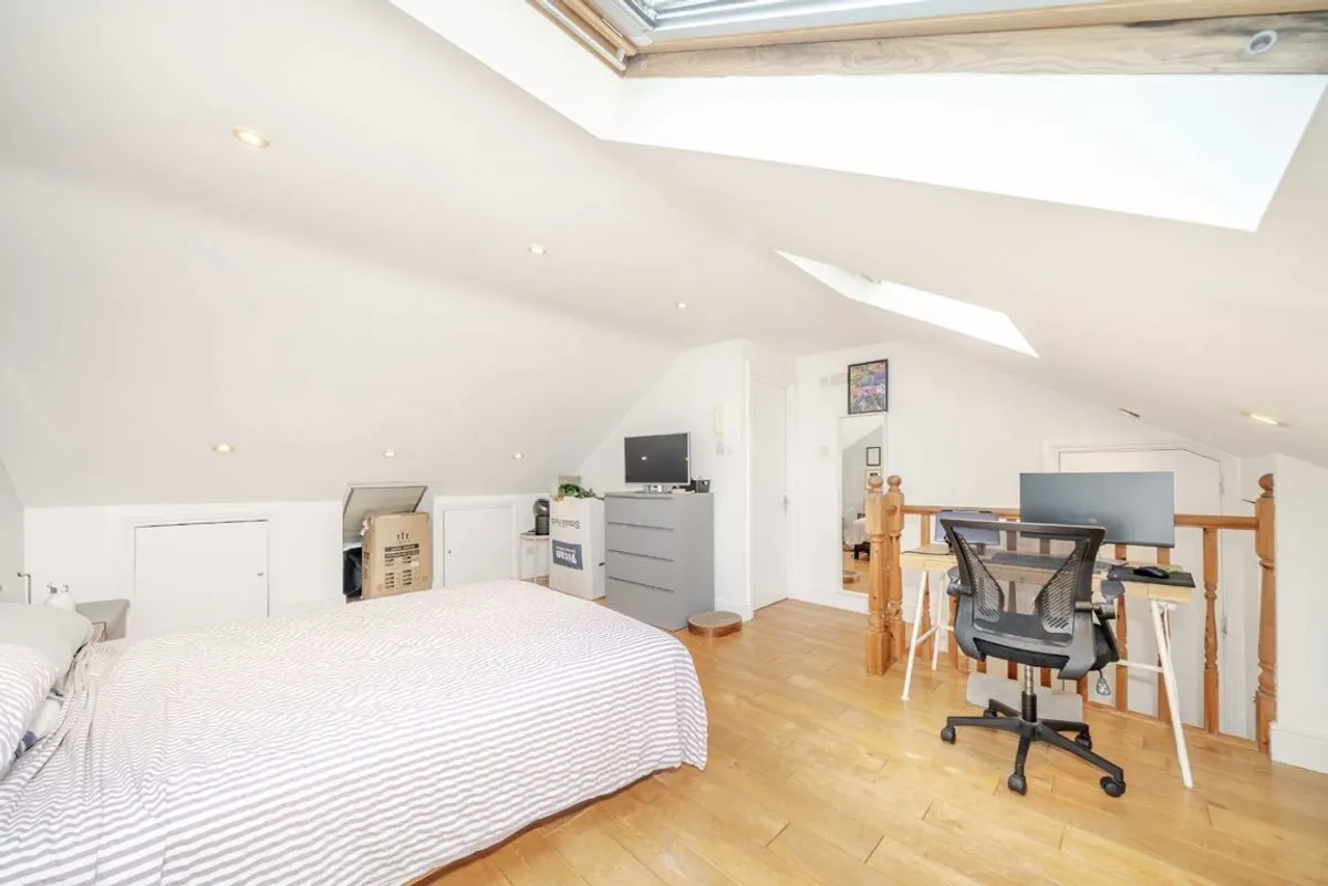 Flat Becondale Road in Greater London