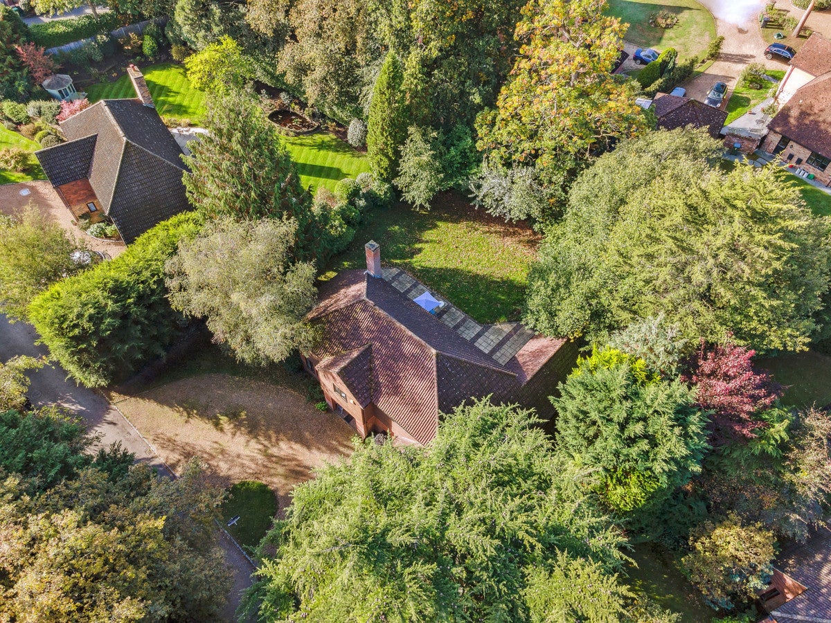House Littleworth Lane in Elmbridge