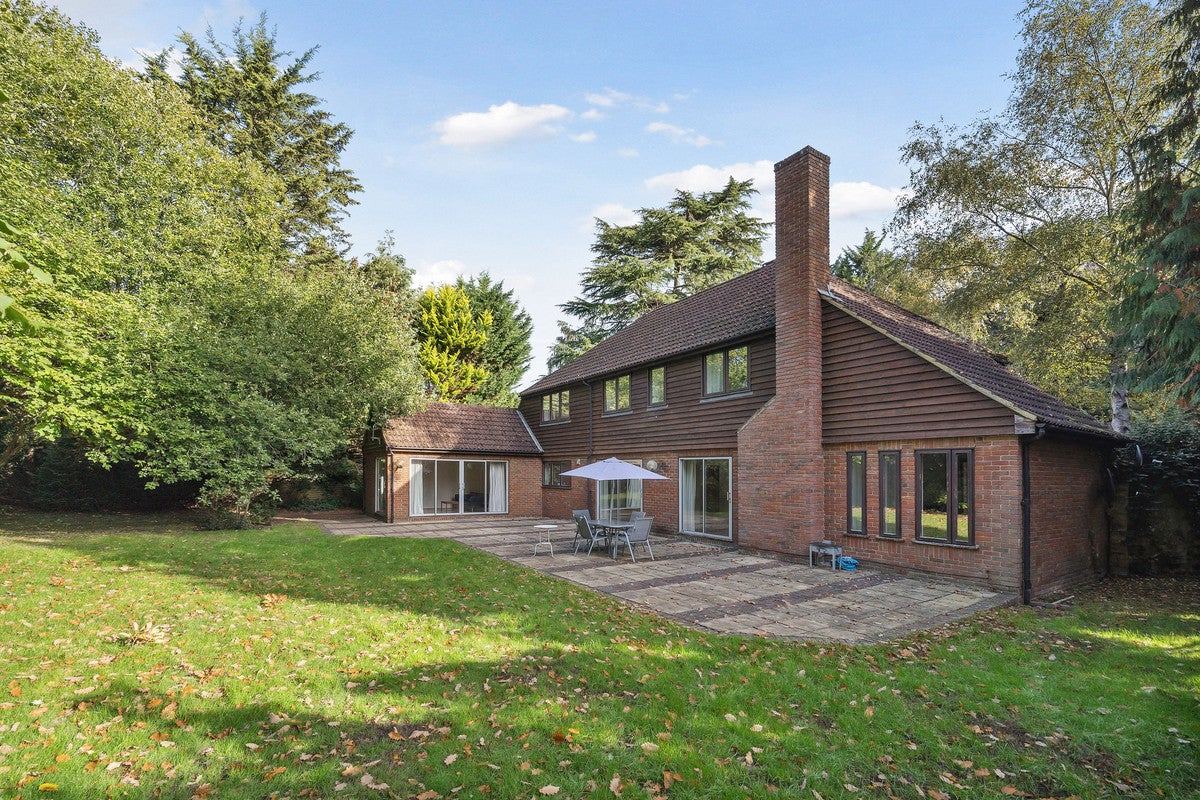 House Littleworth Lane in Elmbridge
