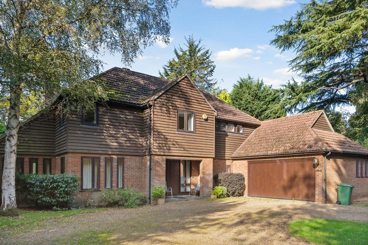 House Littleworth Lane in Elmbridge