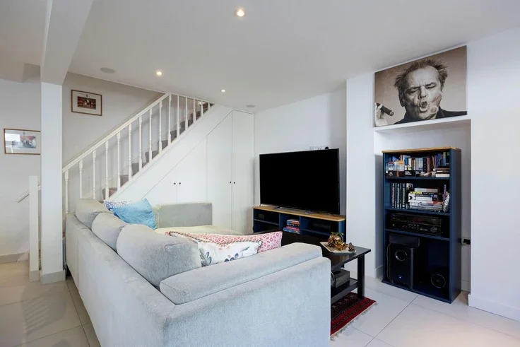 Flat Dawes Road in Greater London