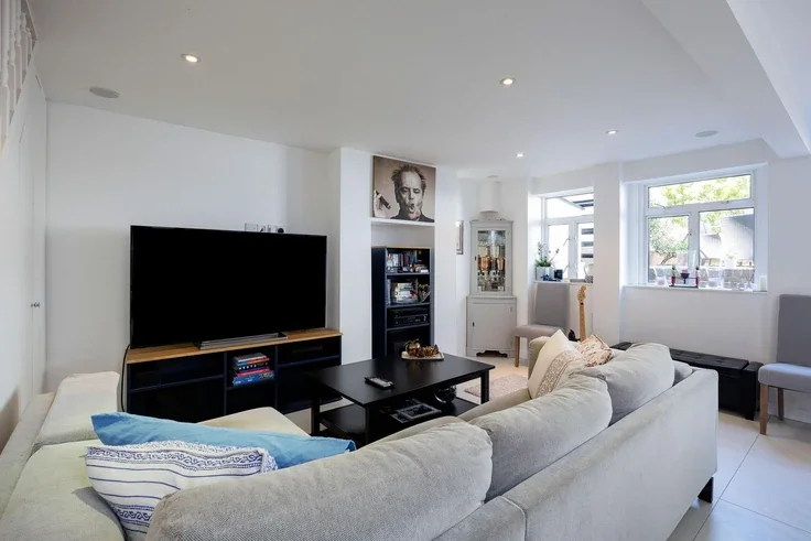 Flat Dawes Road in Greater London