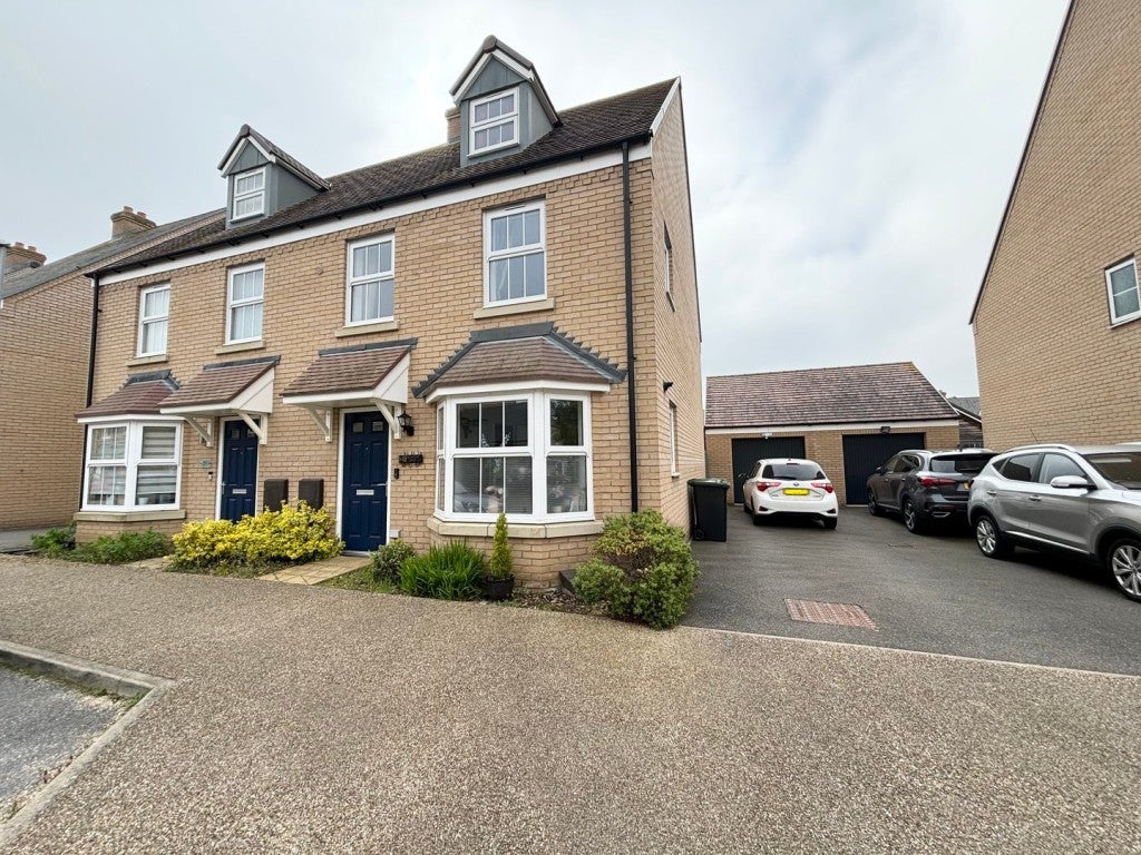House Rutherford Way in Biggleswade