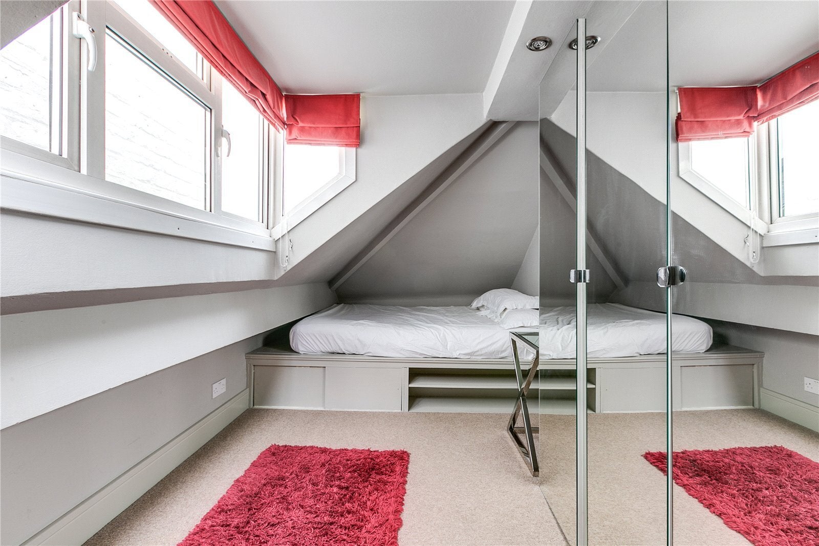 Flat Penywern Road in Greater London