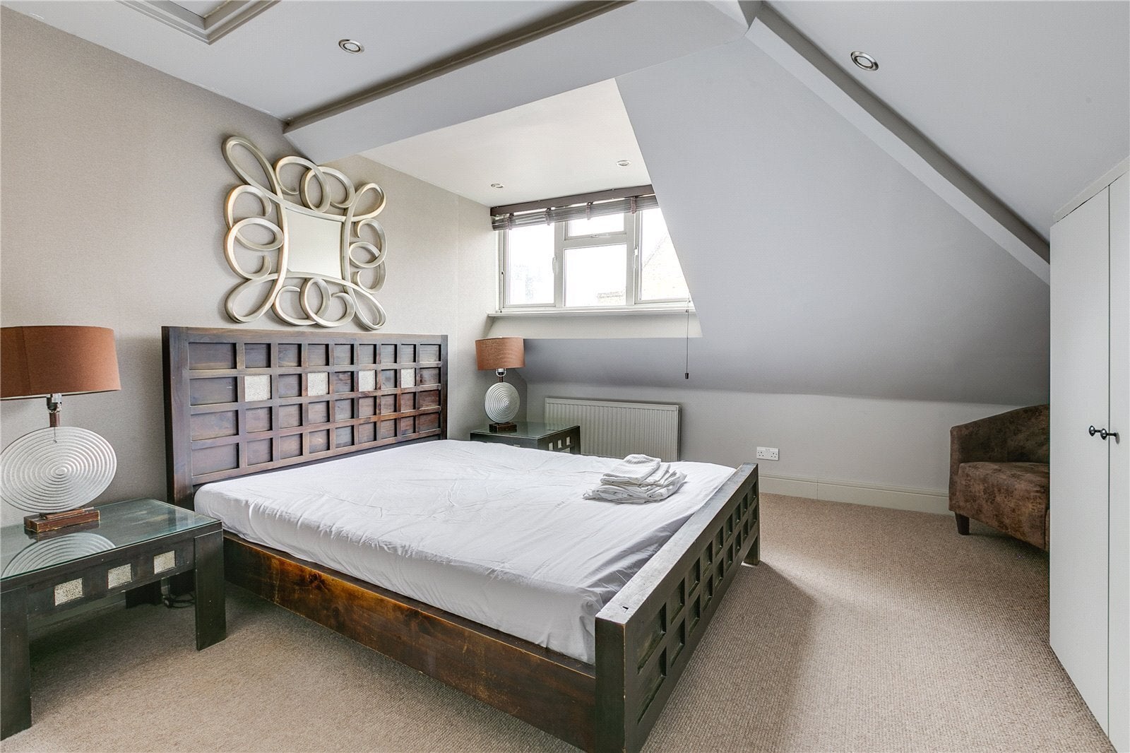 Flat Penywern Road in Greater London