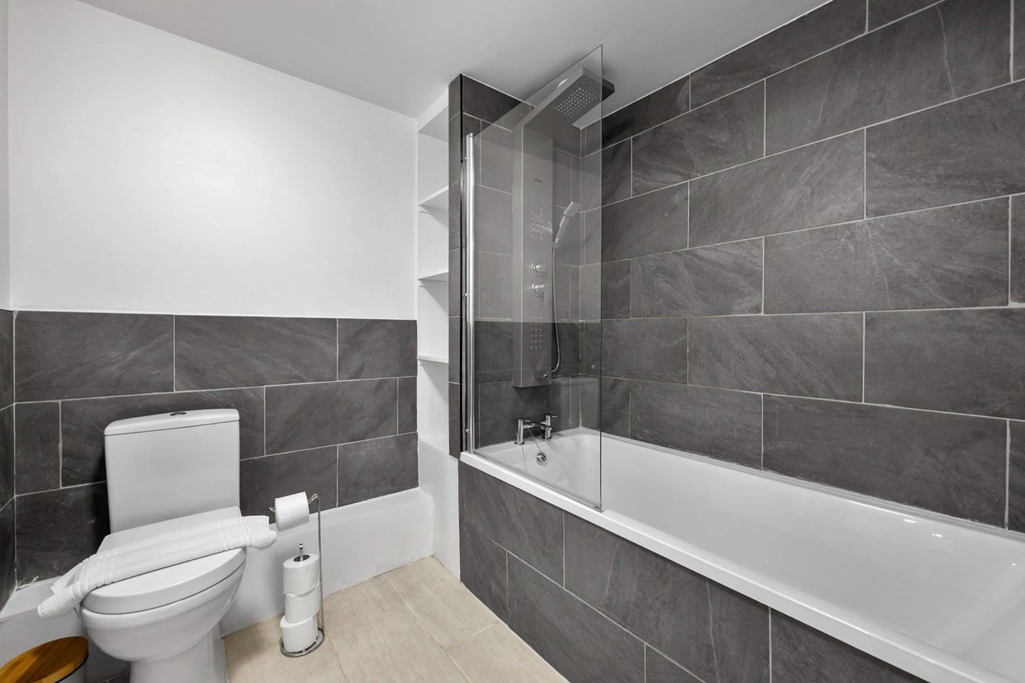 Flat Blackwall Way in Greater London