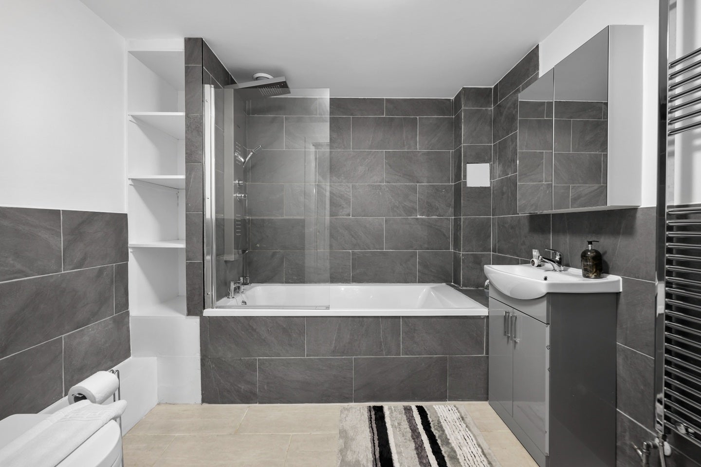 Flat Blackwall Way in Greater London