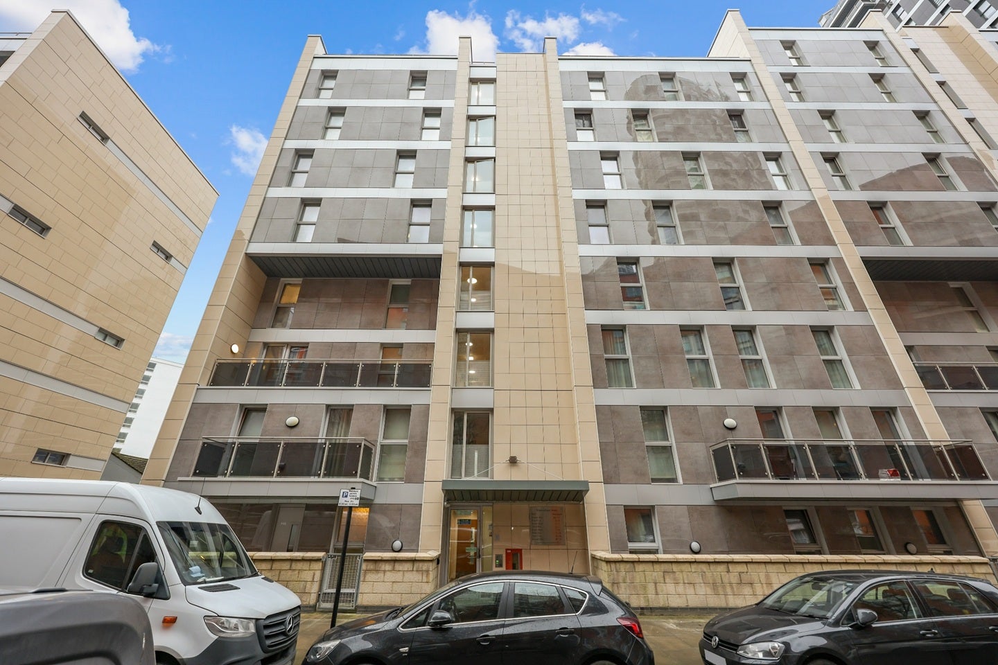 Flat Blackwall Way in Greater London