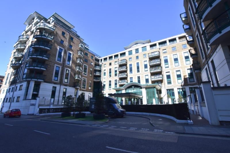 Flat Warwick Road in Greater London