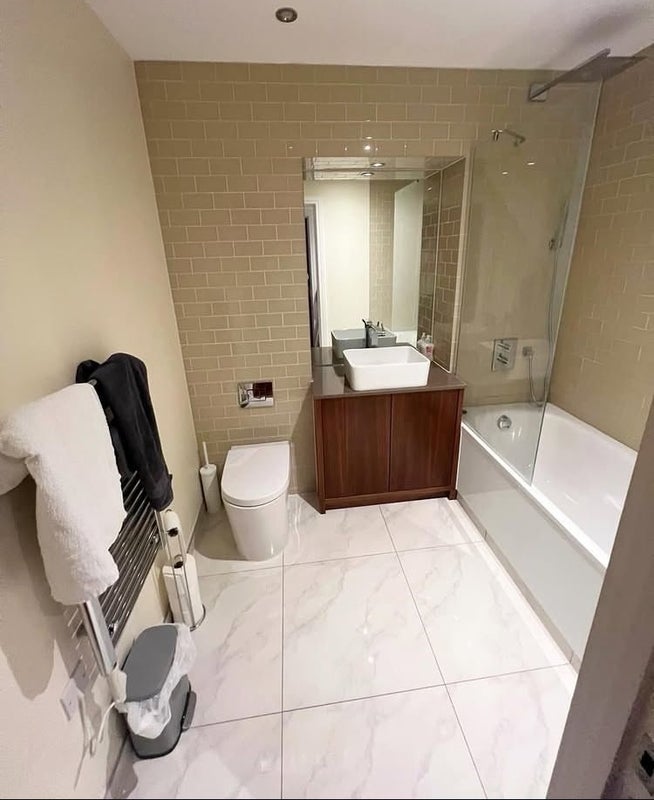 Room Lincoln Plaza in Greater London