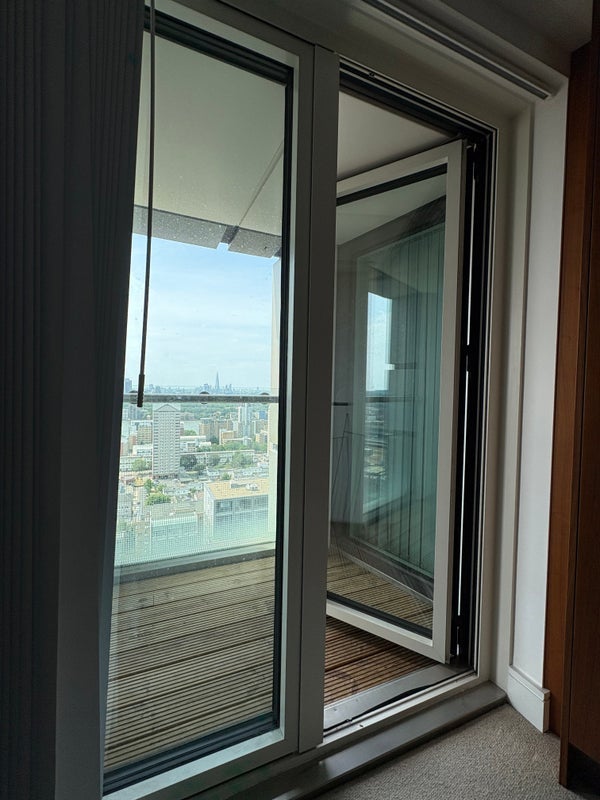 Room Lincoln Plaza in Greater London