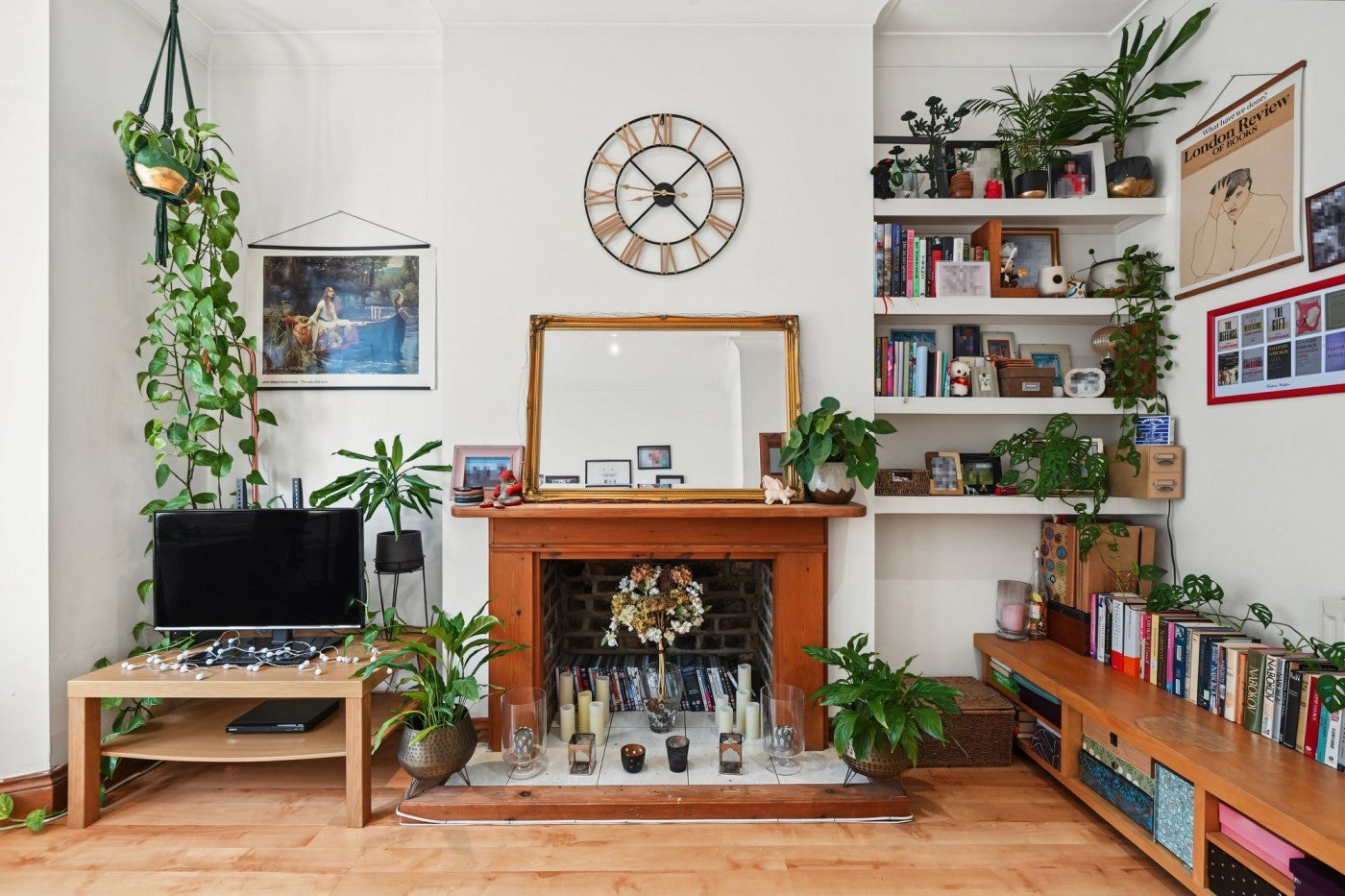 Flat Caedmon Road in Greater London