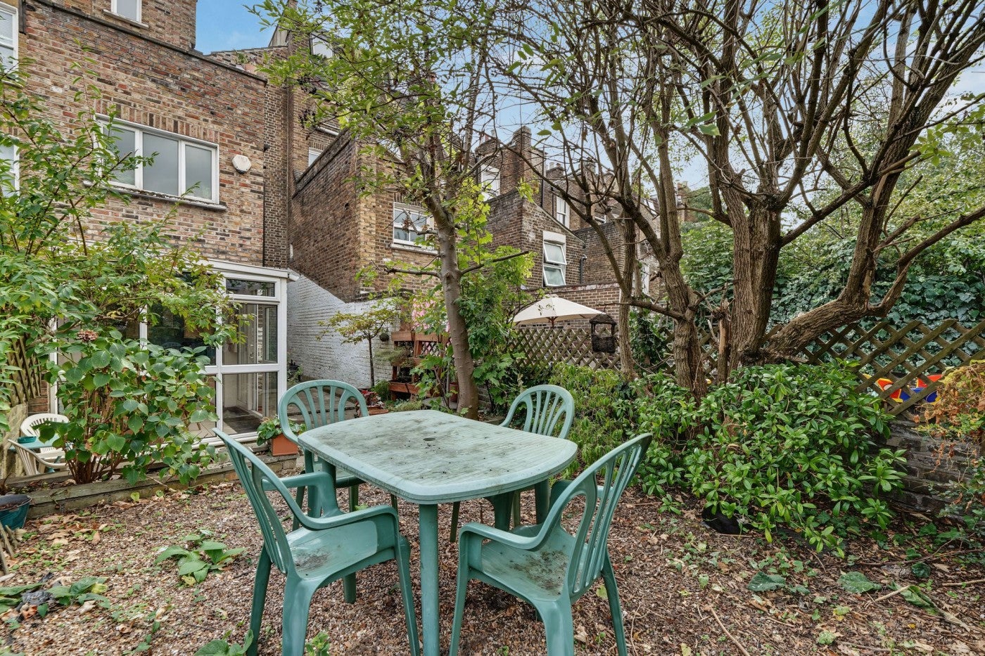 Flat Caedmon Road in Greater London