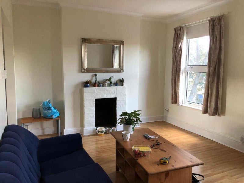 Room Dalyell Road in Greater London