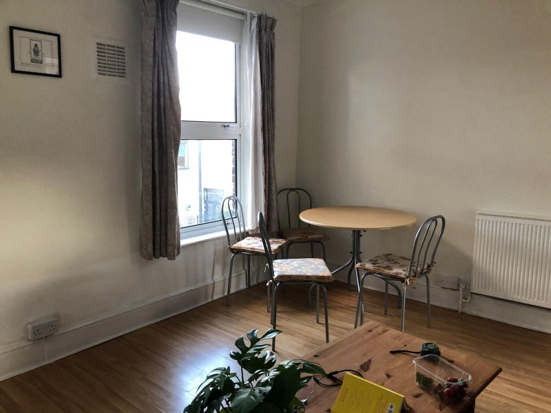 Room Dalyell Road in Greater London