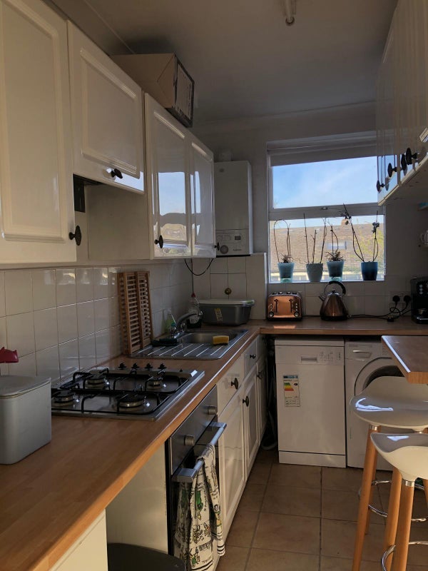 Room Dalyell Road in Greater London