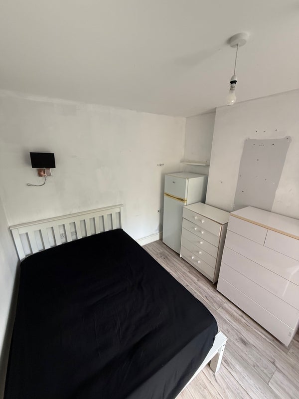 Room Birstall Road in Greater London